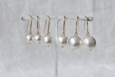 画像2: とても軽いコットンパールの一粒ピアス - ホワイト (2)