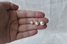 画像7: とても軽いコットンパールの一粒ピアス - ホワイト (7)