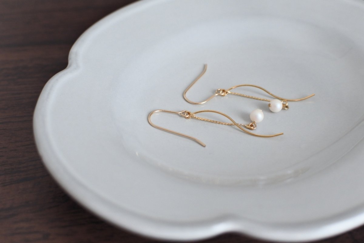 画像4: 揺れるパールピアス - ゴールドカラー (4)