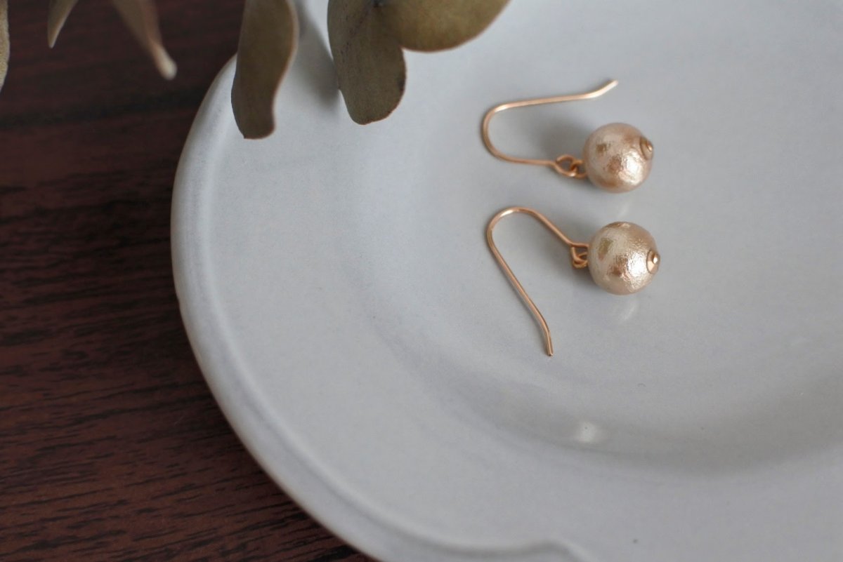 画像4: とても軽いコットンパールの一粒ピアス - ゴールド (4)