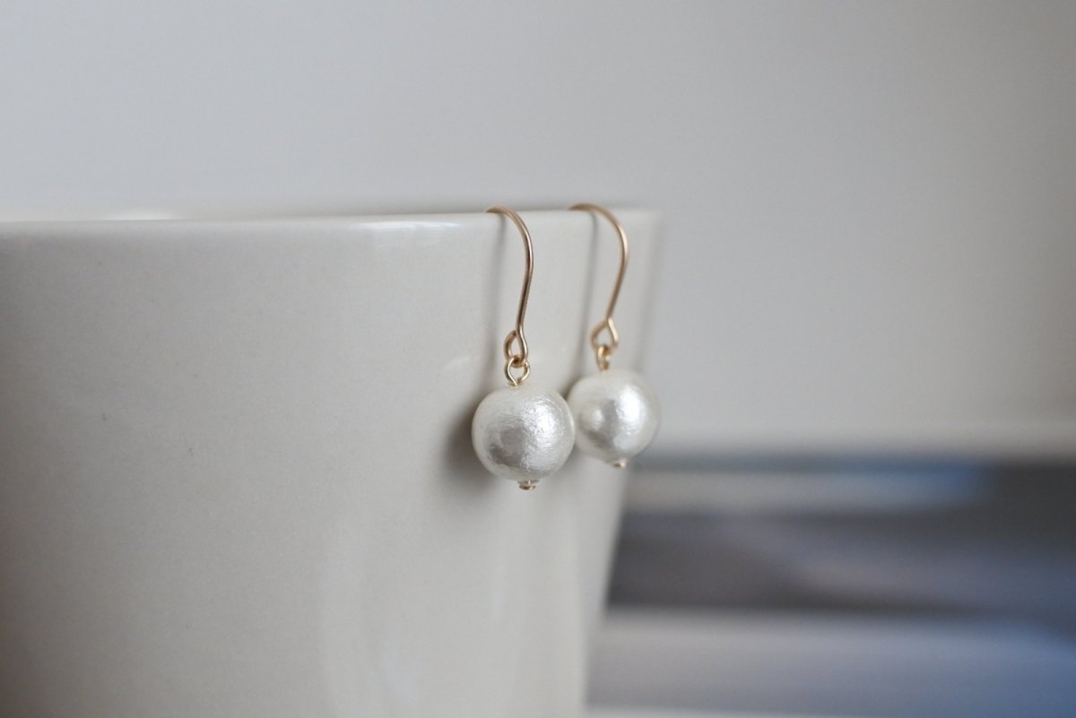 画像1: とても軽いコットンパールの一粒ピアス - ホワイト (1)