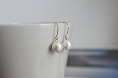 画像1: とても軽いコットンパールの一粒ピアス - ホワイト (1)