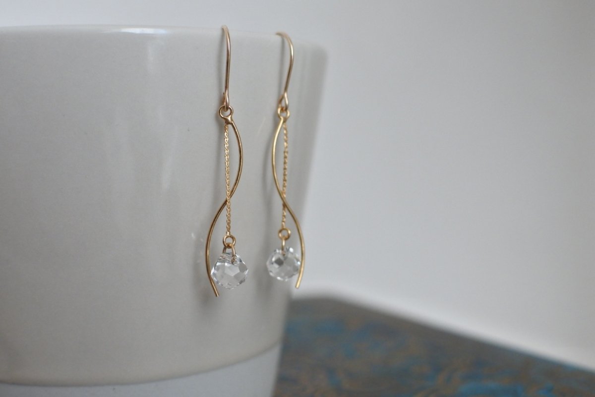 画像1: 揺れるクリスタルピアス - ゴールドカラー (1)