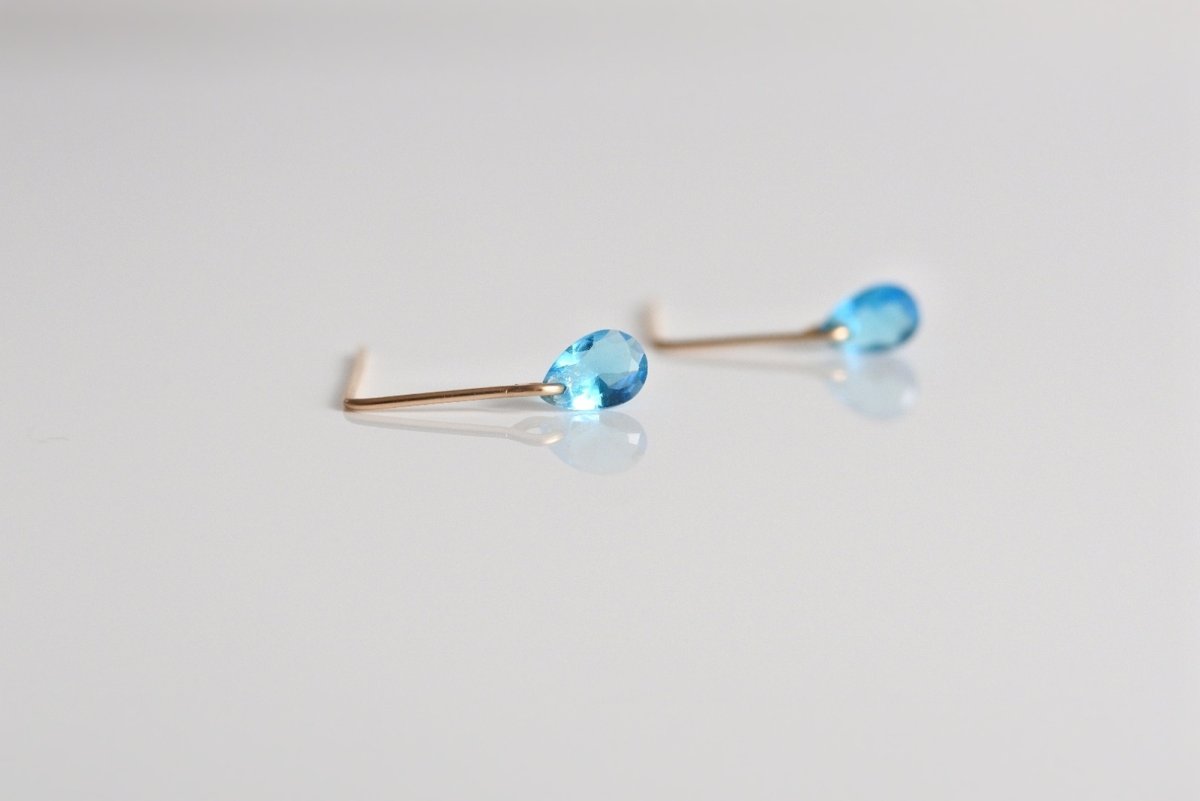 画像1: czしずくの輝く一粒ピアス - ブルー (1)