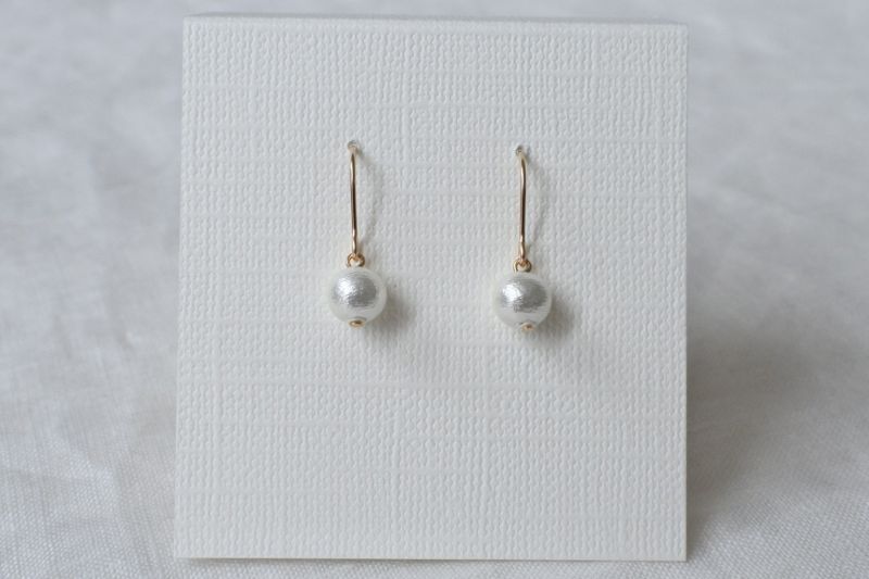 画像4: とても軽いコットンパールの一粒ピアス - ホワイト (4)