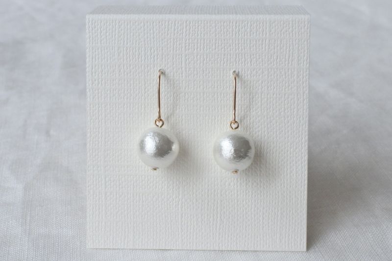 画像6: とても軽いコットンパールの一粒ピアス - ホワイト (6)